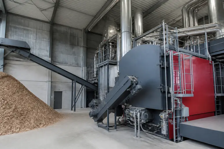 Grande installation industrielle de chauffage urbain alimentée par des énergies renouvelables.