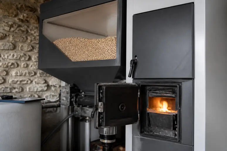 Chaudière à granulés installée pour le chauffage d'une maison ancienne en Lorraine