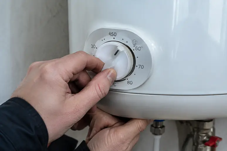 Réglage du thermostat d'un ballon d'eau chaude entre cinquante et cinquante-cinq degrés pour réduire la facture