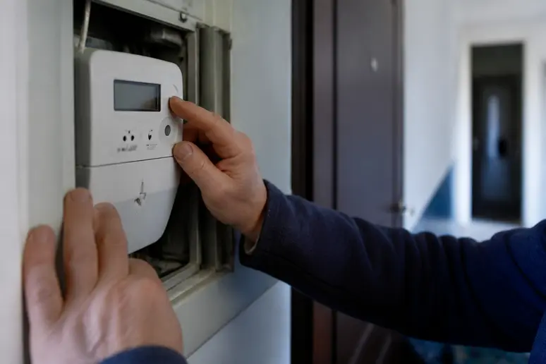 Compteur électrique connecté affichant les données de consommation journalière
