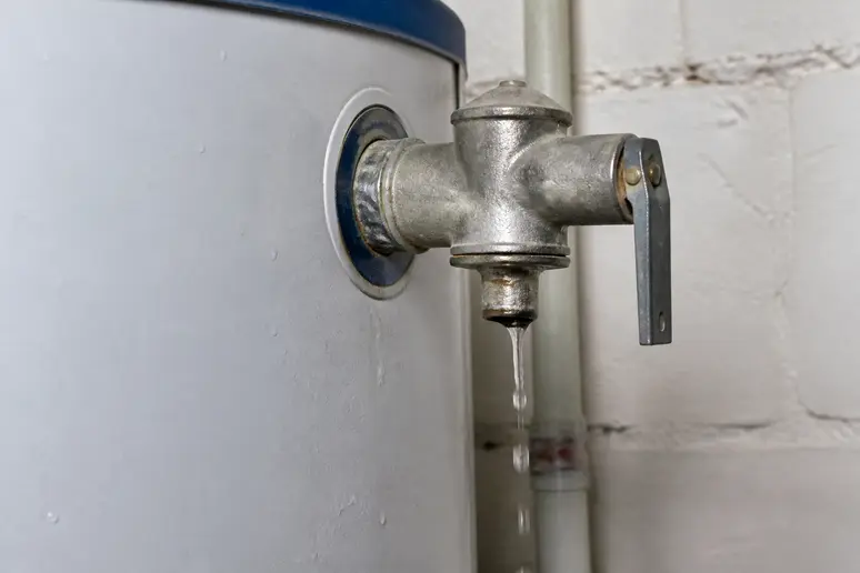 Goutte à goutte au niveau du groupe de sécurité d'un chauffe-eau domestique