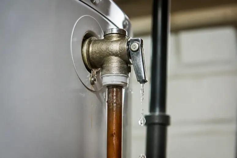 Gouttes d'eau sur un groupe de sécurité de chauffe-eau pendant la phase de chauffe