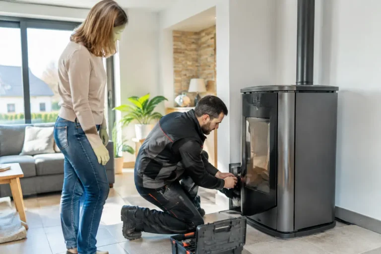 Un technicien qualifié effectue la maintenance d'un poêle à granulés Lorraine dans un salon lumineux