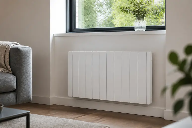 Radiateur électrique économique à inertie fixé sur le mur d'un salon moderne