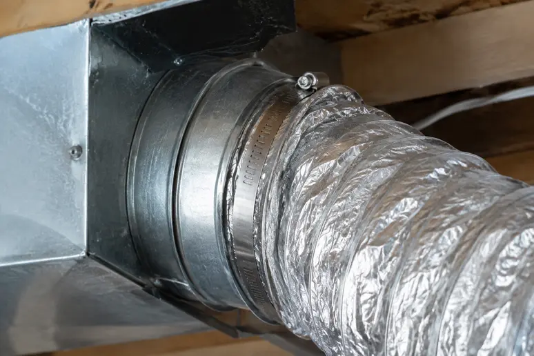 Gaine flexible de ventilation raccordée dans un comble pour identifier l'origine du bruit