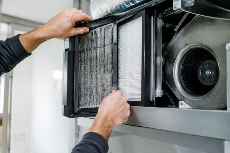 Intervention pour le nettoyage et l'entretien des filtres d'une VMC double flux