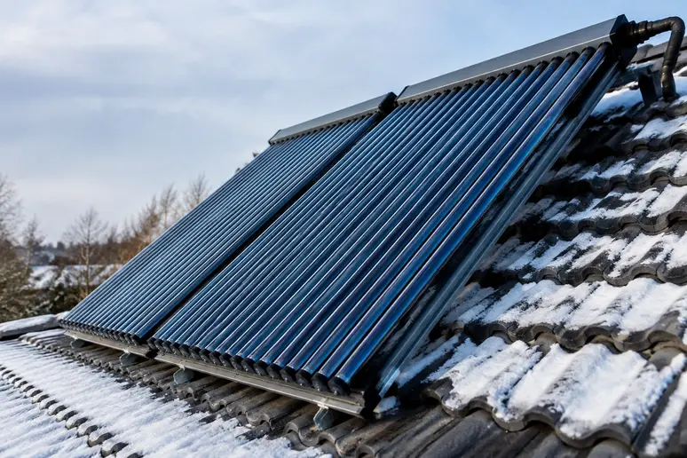 Capteurs thermiques inclinés sur une toiture pour optimiser le rendement du chauffe-eau solaire en hiver