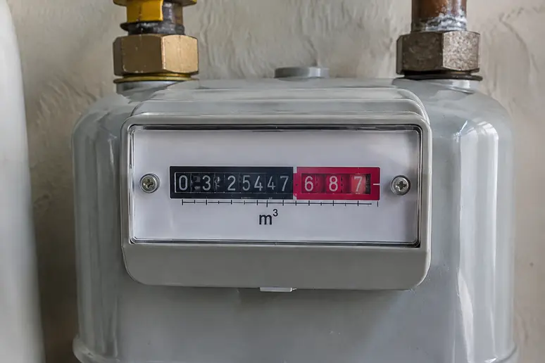 Relevé des index en mètres cubes sur le compteur de gaz d'un logement