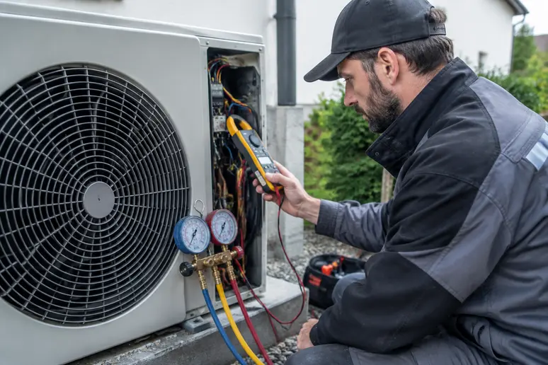 Vérification de l'unité extérieure d'une pompe à chaleur réversible par un technicien qualifié